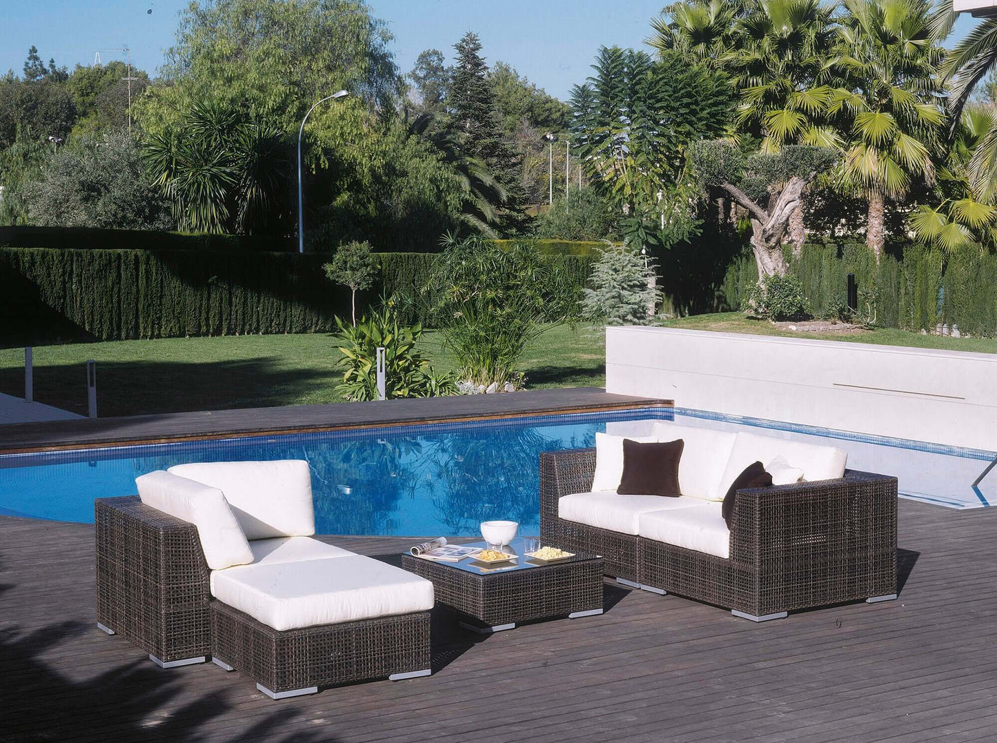 5-piece modular outdoor sectional set made from anodized aluminum frame woven with Rehau Java Brown fiber