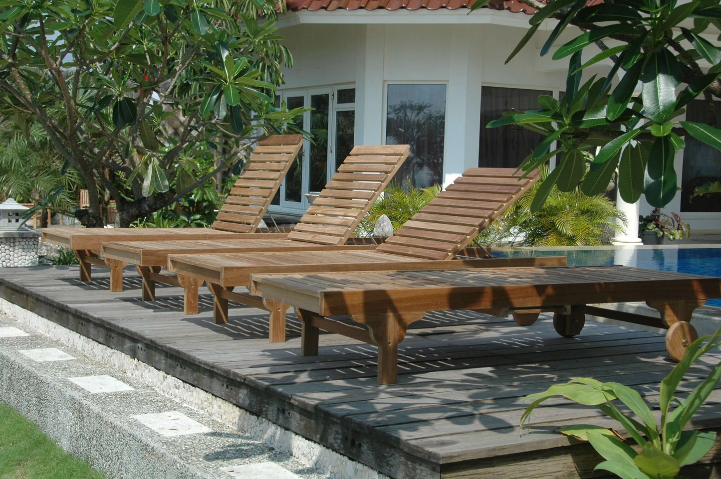 Anderson Teak 4-piece sun lounger set has a curved design with adjustable backrest