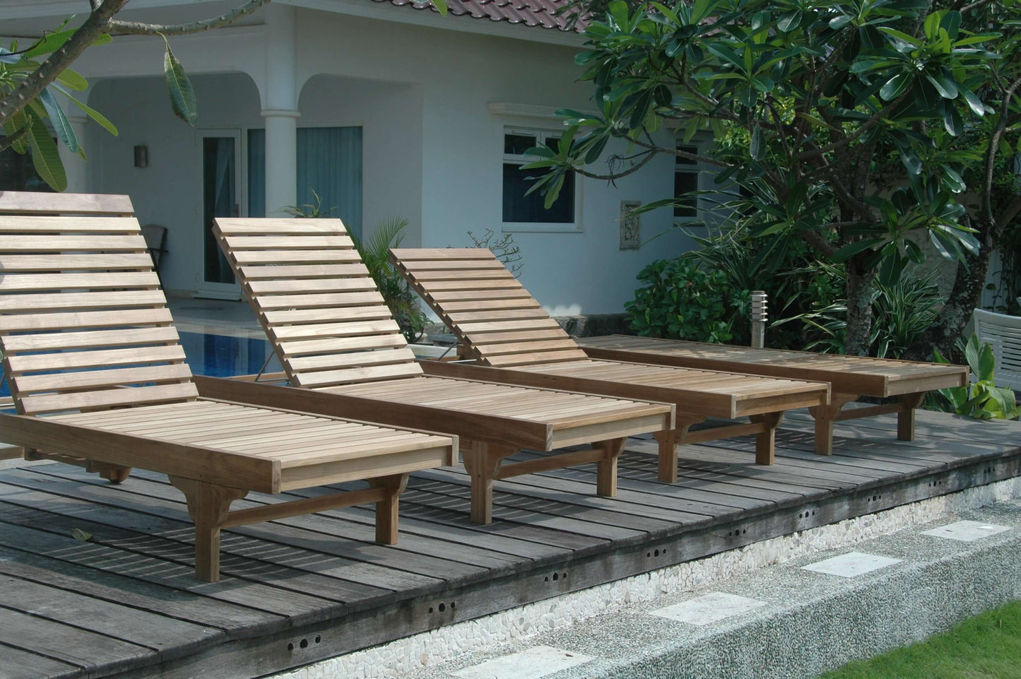 Anderson Teak 4-piece sun lounger set has a curved design with adjustable backrest