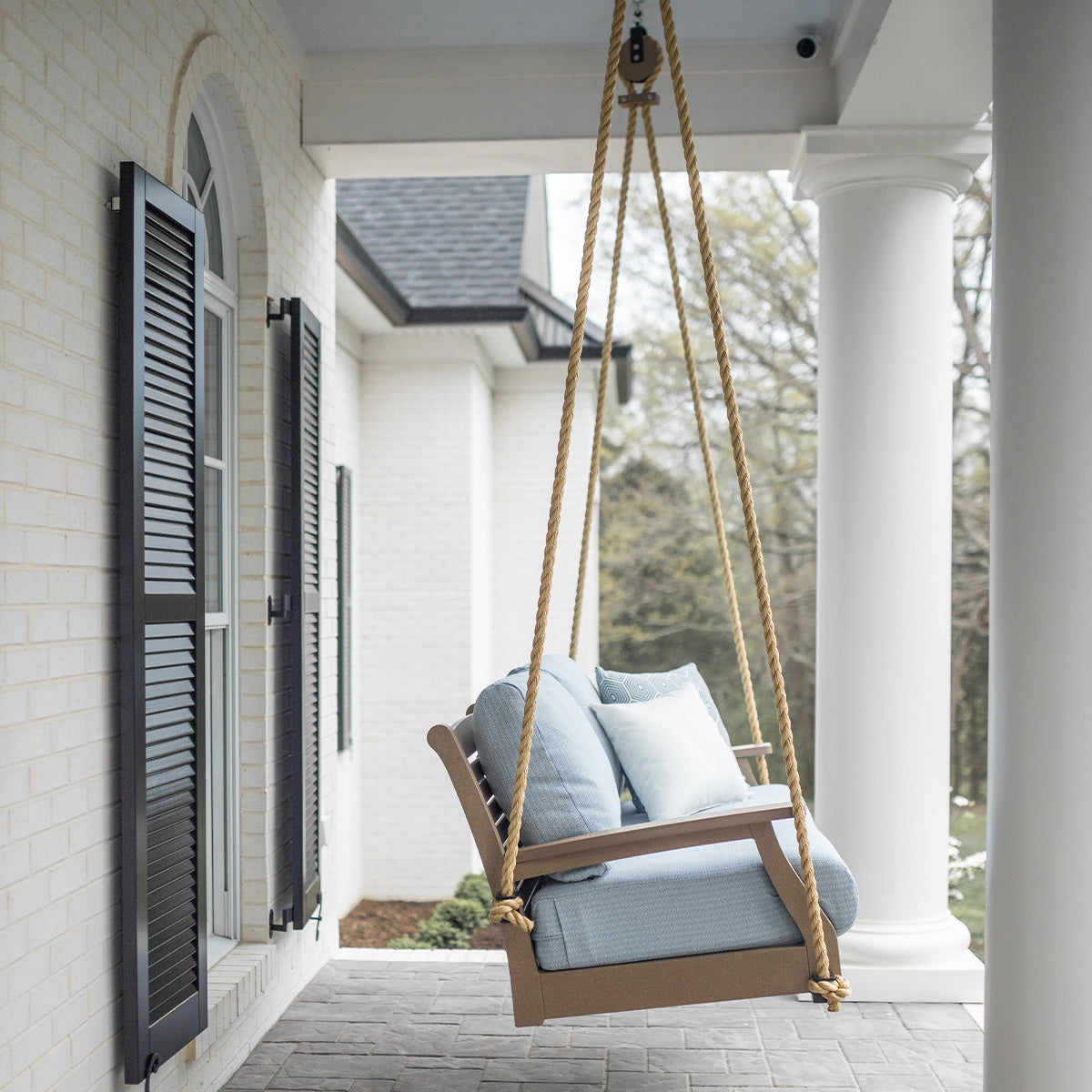 Berlin Gardens Classic Terrace Loveseat Swing lifestyle 1