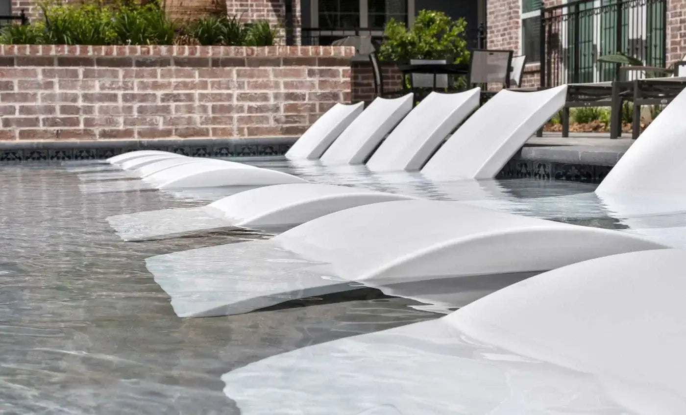 Signature Chaise and Side Table In-Pool 6-Piece Set (view 2)